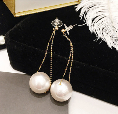 Дамски дълги обеци в златист цвят с перли 