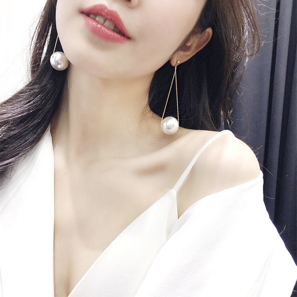 Női hosszú fülbevaló arany színű gyöngyökkel