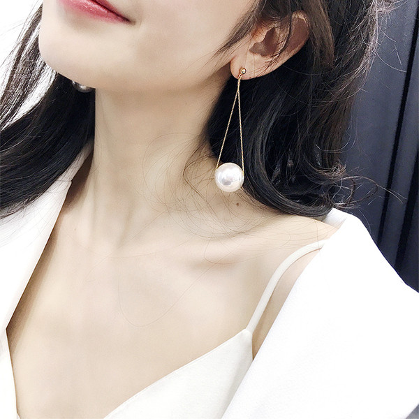 Női hosszú fülbevaló arany színű gyöngyökkel