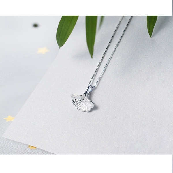 Napi női nyaklánc ezüst színben medállal