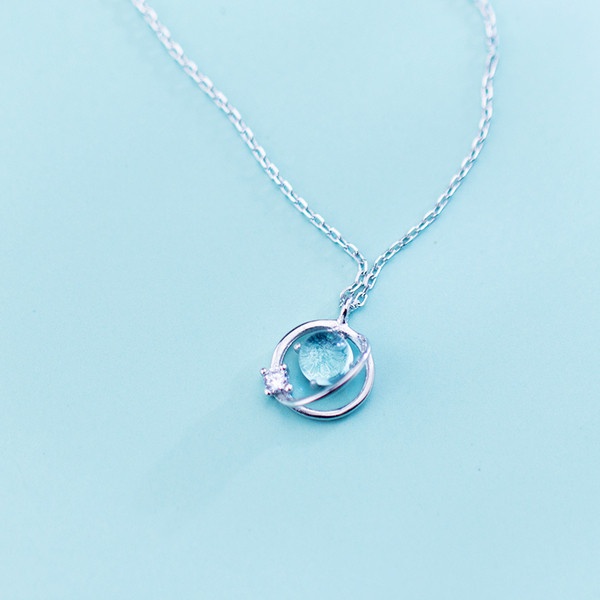 Stílusos női nyaklánc kövekkel