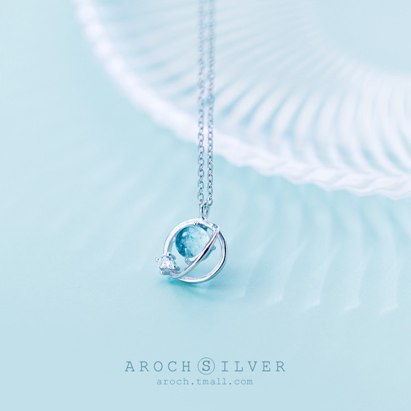 Stílusos női nyaklánc kövekkel