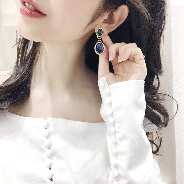 Stílusos női fülbevaló arany színű kövekkel