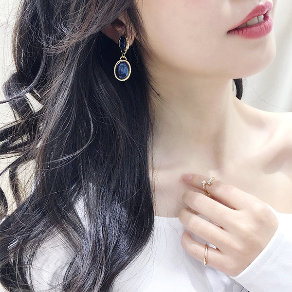 Stílusos női fülbevaló arany színű kövekkel