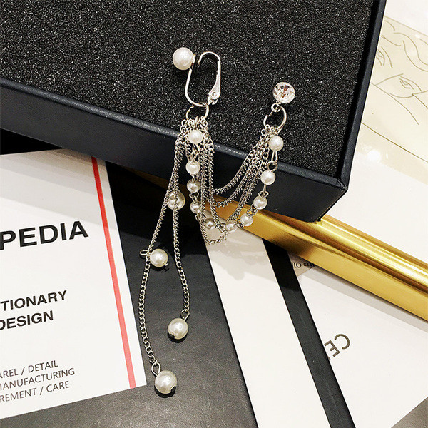 Hosszú női fülbevaló díszítő kövekkel és gyöngyökkel