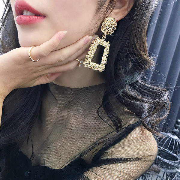 Stílusos női fülbevaló arany és ezüst színben