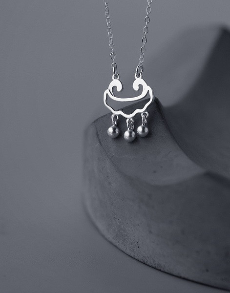 Elegáns női nyaklánc medállal