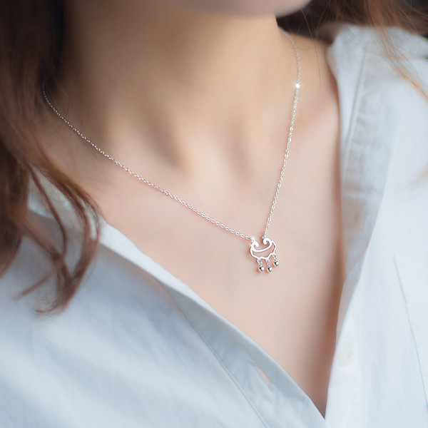 Elegáns női nyaklánc medállal