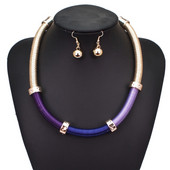 Μοντέρνα κυρία σκουλαρίκια και κολιέ σε τρία χρώματα