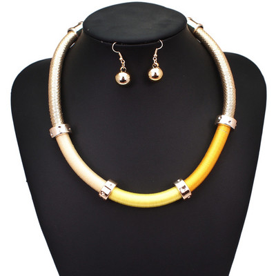 Μοντέρνα κυρία σκουλαρίκια και κολιέ σε τρία χρώματα