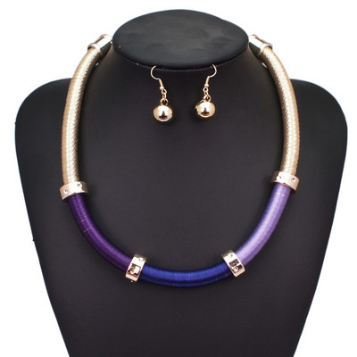 Μοντέρνα κυρία σκουλαρίκια και κολιέ σε τρία χρώματα