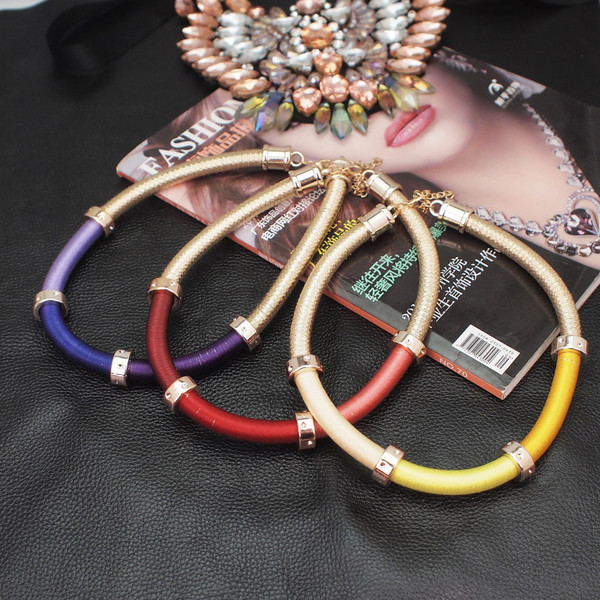 Μοντέρνα κυρία σκουλαρίκια και κολιέ σε τρία χρώματα