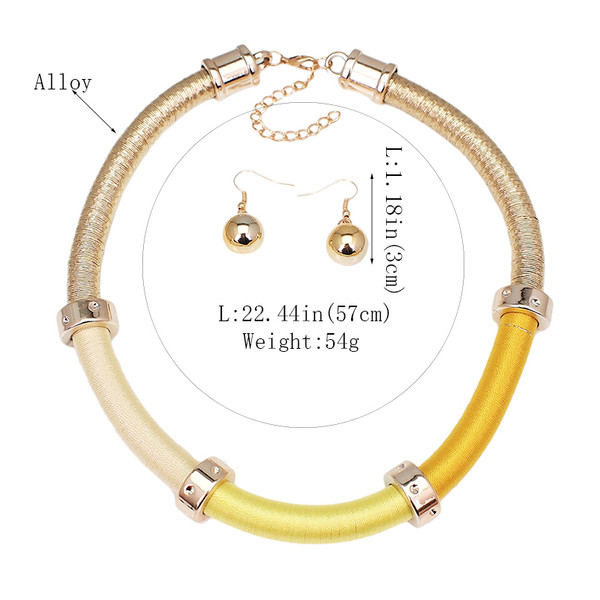 Μοντέρνα κυρία σκουλαρίκια και κολιέ σε τρία χρώματα