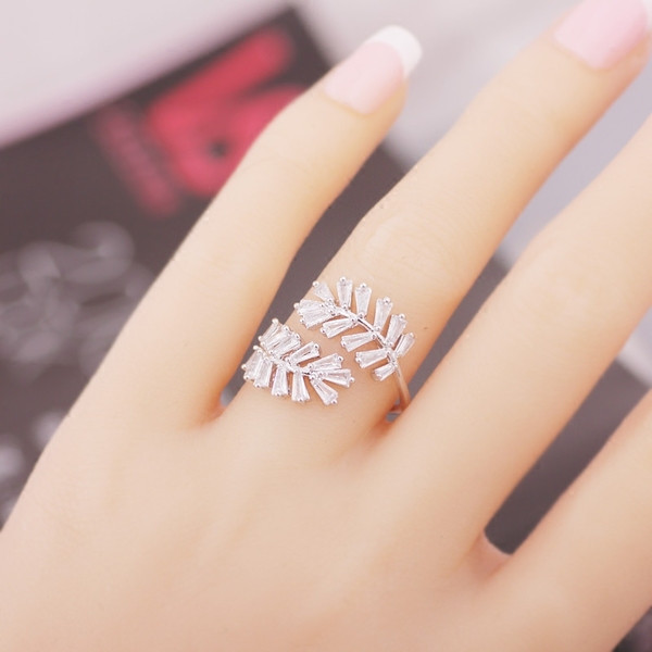 Finom női gyűrű fehér kövekkel