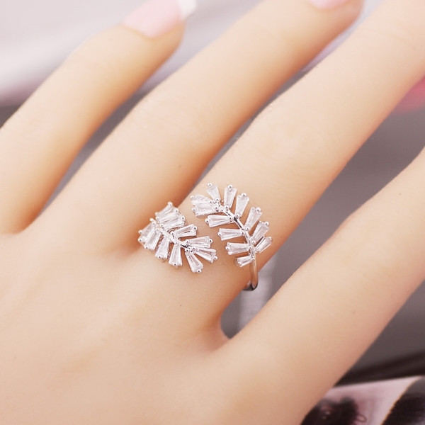 Finom női gyűrű fehér kövekkel