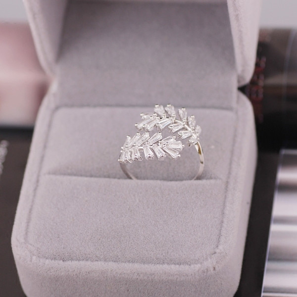 Finom női gyűrű fehér kövekkel