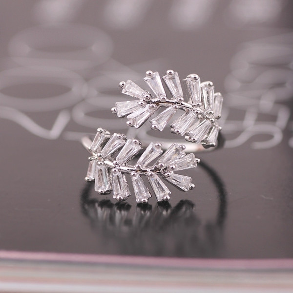 Finom női gyűrű fehér kövekkel