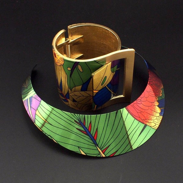 Κομψή γυναικεία στολίδια - κορίτσι και κολιέ με floral μοτίβο