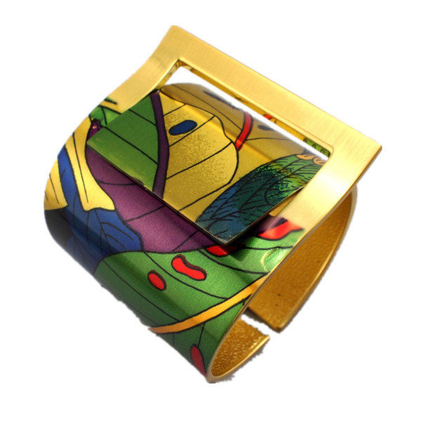 Κομψή γυναικεία στολίδια - κορίτσι και κολιέ με floral μοτίβο