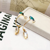 Cercei eleganti de dama in culoarea aurie cu pietre colorate