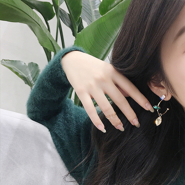 Cercei eleganti de dama in culoarea aurie cu pietre colorate