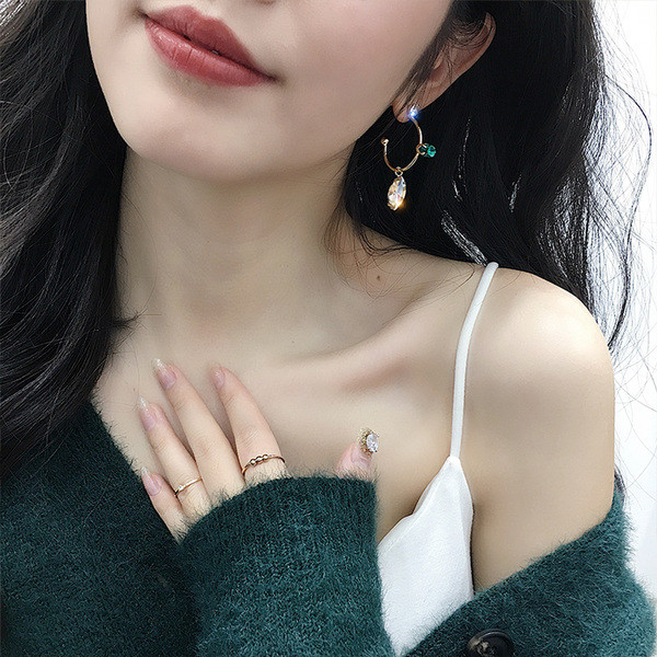 Cercei eleganti de dama in culoarea aurie cu pietre colorate