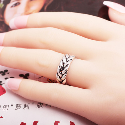 Модерен дамски пръстен с преплетени елемент 