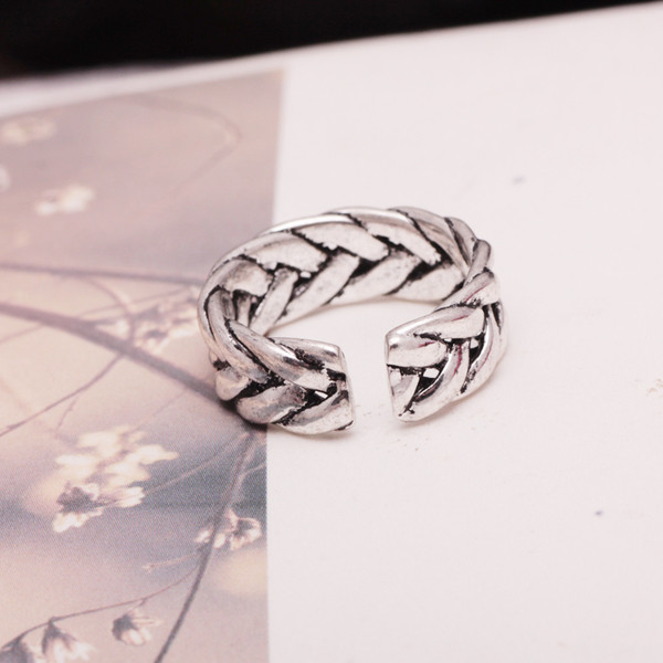 Inel de damă modern cu element împletit