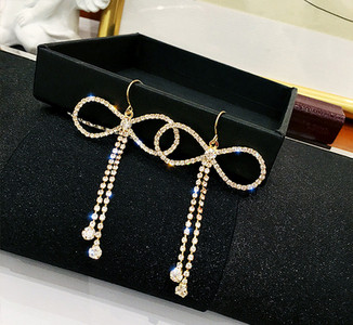 Modern női fülbevaló arany színű kövekkel