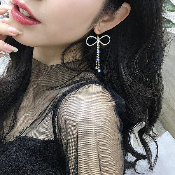 Modern női fülbevaló arany színű kövekkel