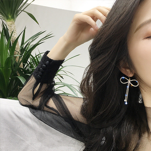 Modern női fülbevaló arany színű kövekkel