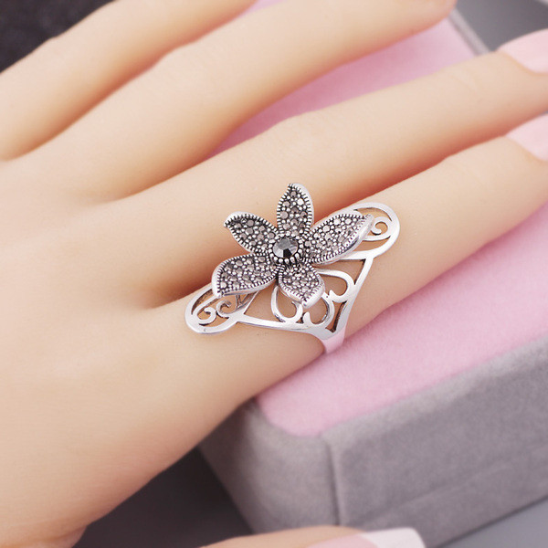 Stílusos női gyűrű 3D virág elemekkel