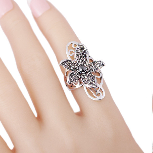 Stílusos női gyűrű 3D virág elemekkel