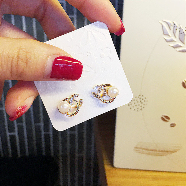 Cercei de dama de culoare aurie cu pietre si perle