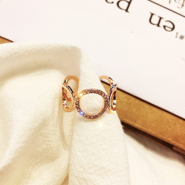 Női gyűrű arany színben