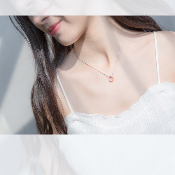 Colier de dama modern cu o piatra de culoare argintie