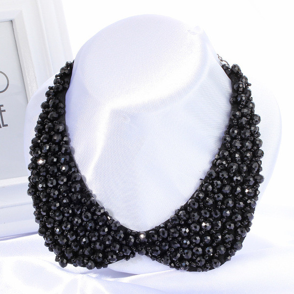 Actual colier de dama cu margele in culoare inchisa