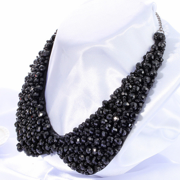 Actual colier de dama cu margele in culoare inchisa