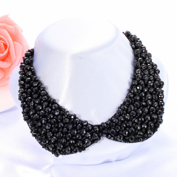 Actual colier de dama cu margele in culoare inchisa