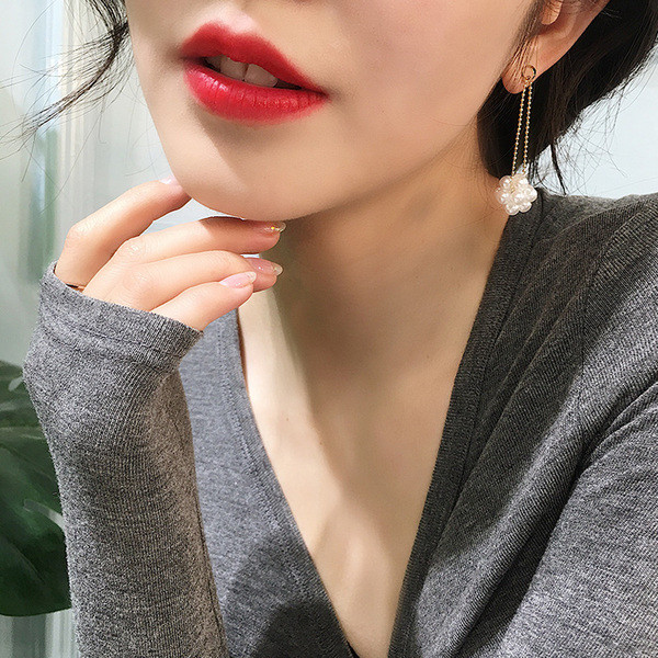 Κυρίες μακρύ σκουλαρίκια με μαργαριτάρια σε χρυσό χρώμα