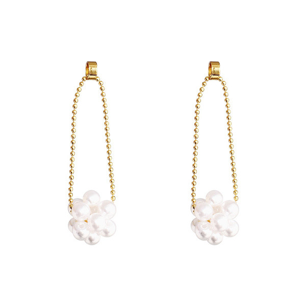 Κυρίες μακρύ σκουλαρίκια με μαργαριτάρια σε χρυσό χρώμα