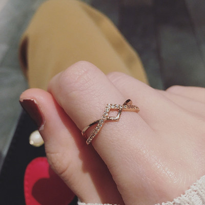 Дамски пръстен в златист цвят и камъни