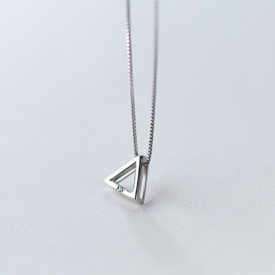 Hétköznapi női nyaklánc medállal ezüst színben