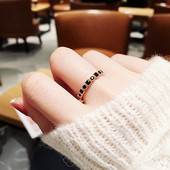 Stílusos női gyűrű fekete kövekkel