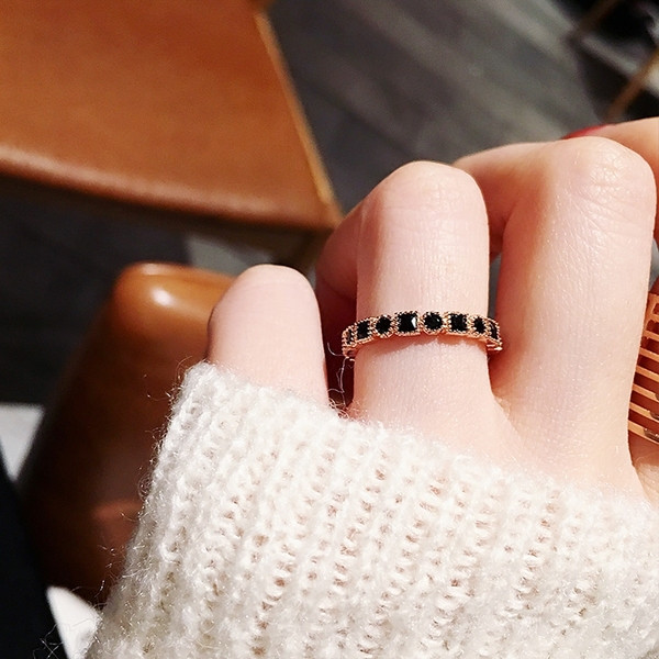 Stílusos női gyűrű fekete kövekkel