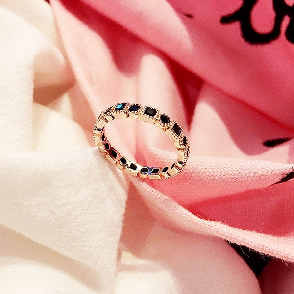 Stílusos női gyűrű fekete kövekkel