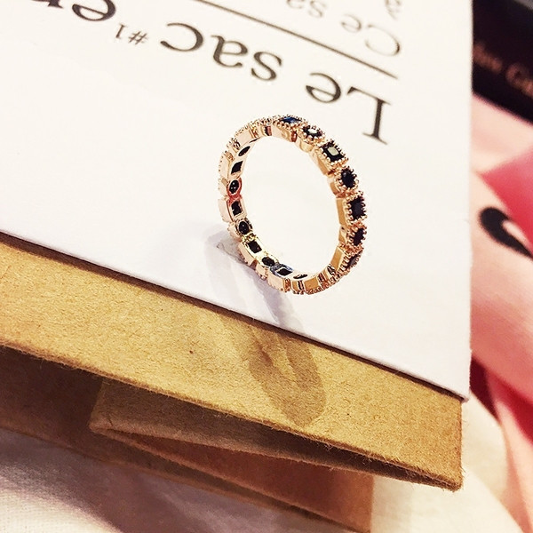 Stílusos női gyűrű fekete kövekkel