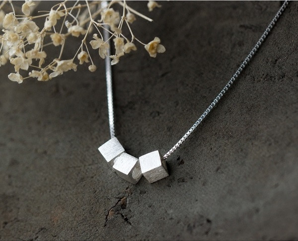 Colier elegant de dama cu elemente argintii