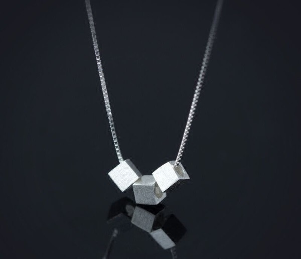 Colier elegant de dama cu elemente argintii