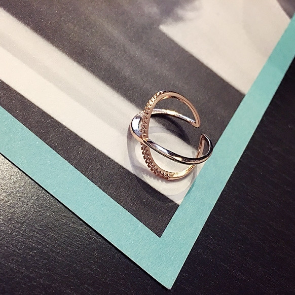 Inel cruce de damă elegant de culoare aurie